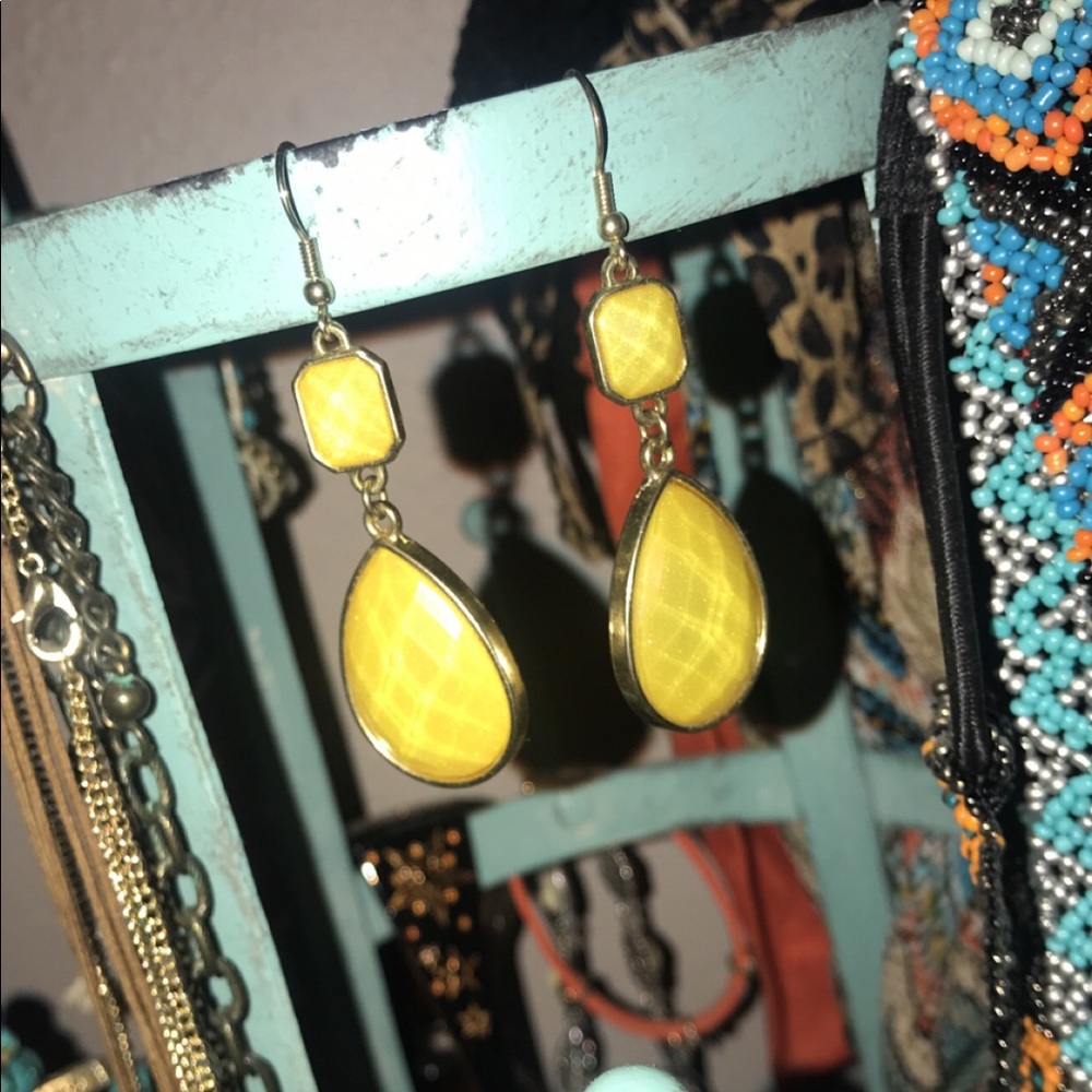 Yellow/gold drop earrings.